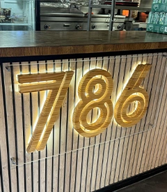 pose enseigne led facade commerce equipe professionnelle