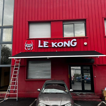 Enseigne Le Kong – pose d’enseigne façade pour restaurant, installation professionnelle