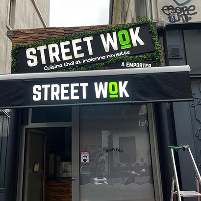 Enseigne Street Wok – enseigne LED restaurant à Paris installée par enseigniste spécialisé