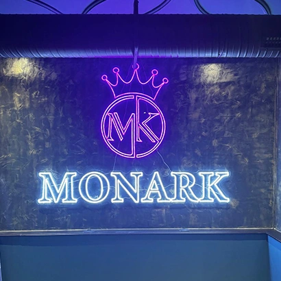 neon logo MONARK personnalisé pour entreprise Paris