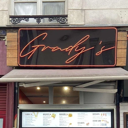 enseigne neon Grady's restaurant Paris réalisé par enseigniste
