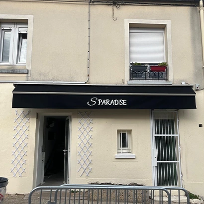 store banne noir S Paradise pose façade commerce