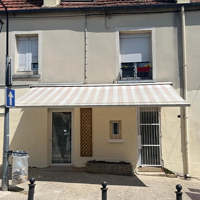 store banne beige façade commerce Paris installation pro